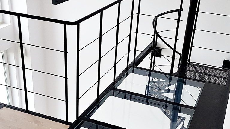 Antresole metalowe – jak zyskać dodatkową przestrzeń użytkową