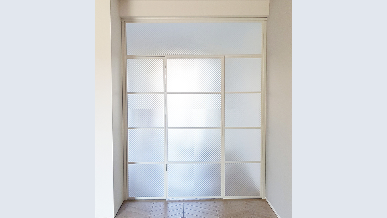 Białe drzwi loftowe