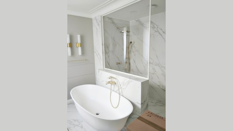 Białe kabiny prysznicowe