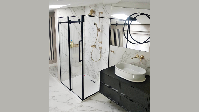 Czarne drzwi i kabiny prysznicowe w czarnych okuciach