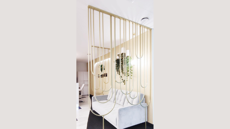 Dekoracyjne panele ażurowe z elementami z giętego metalu