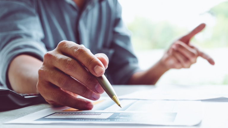 Dlaczego drzwi na wymiar są droższe od marketowych