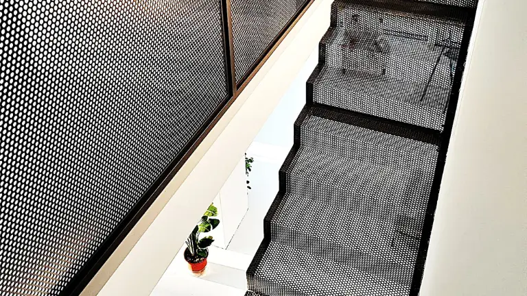 Dlaczego warto wybrać stalowe schody do wnętrz