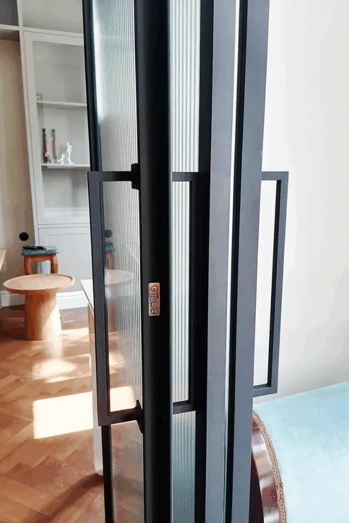 GŁADKIE WYKOŃCZENIE KRAWĘDZI DRZWI LOFTOWYCH