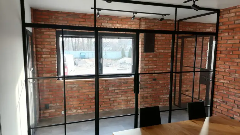 Jakie są zalety konstrukcji loftowych i jakie materiały warto wykorzystać do ich budowy