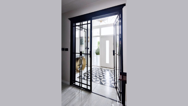 Kiedy drzwi powinny otwierać się na zewnątrz