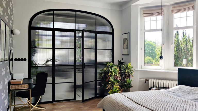 Łuki wkraczają do nowoczesnych wnętrz - szklane drzwi z łukiem