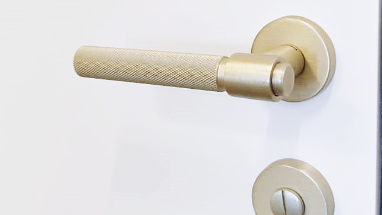 Nowoczesne rozwiązania klamki, uchwyty i gałki w drzwiach loftowych