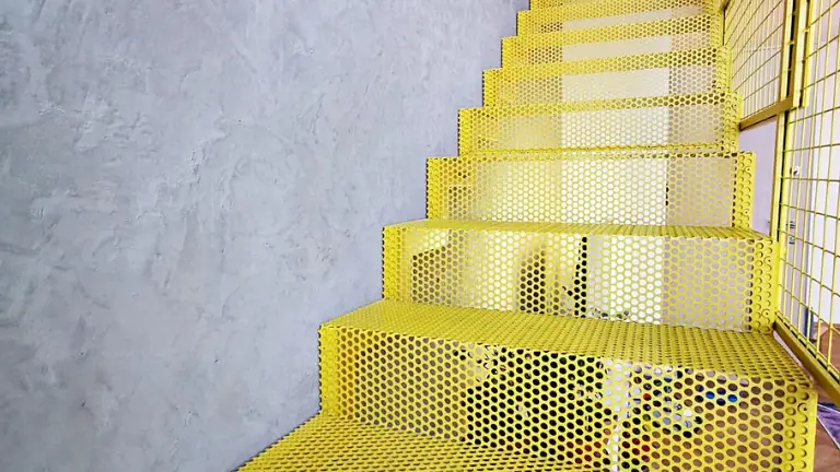 Schody metalowe do nowoczesnych wnętrz