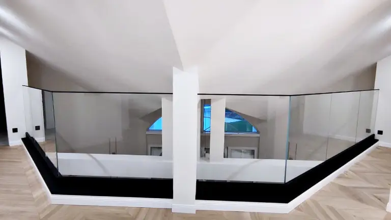 Szklane balustrady - dlaczego warto je wybrać do swojego domu