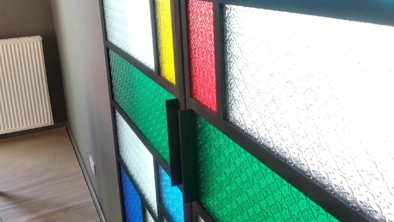 Szkło ornamentowe w drzwiach