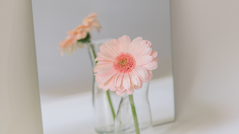 Szkło z efektem lustro i folia lustrzana w drzwiach loftowych