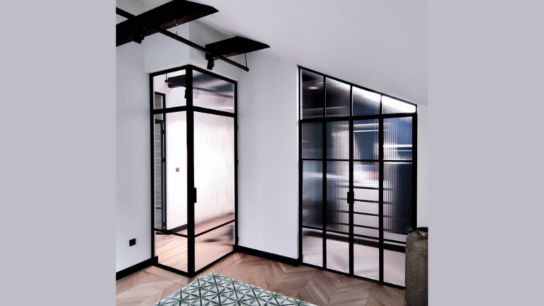 Trzy warianty drzwi loftowych o pełnej wysokości pomieszczenia