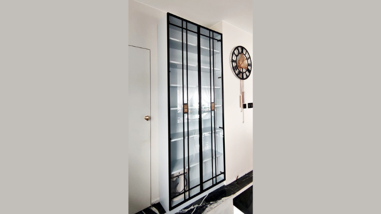 Zabudowy meblowe z drzwiami szklanymi - zalety