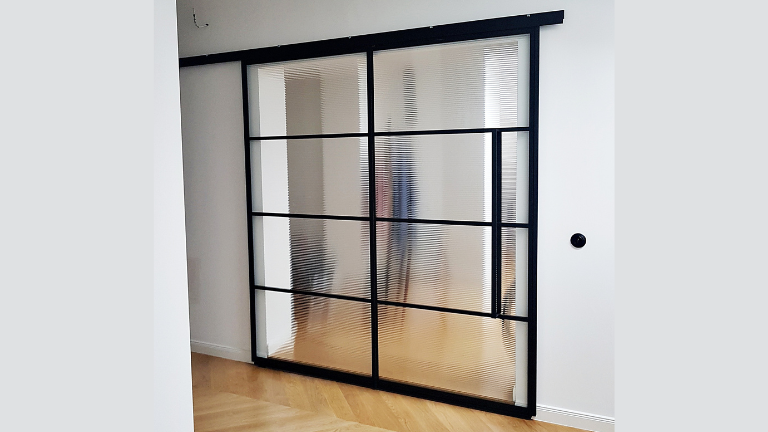 Zalety drzwi przesuwnych loftowych w małych i dużych przestrzeniach