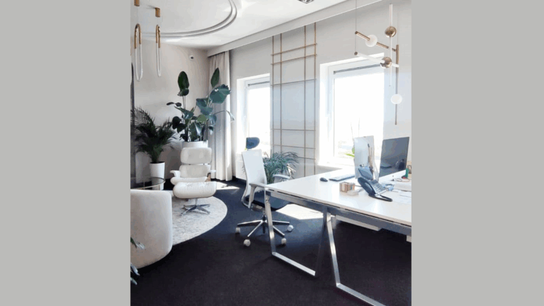 Złote panele glamour w biurze w Warszawie