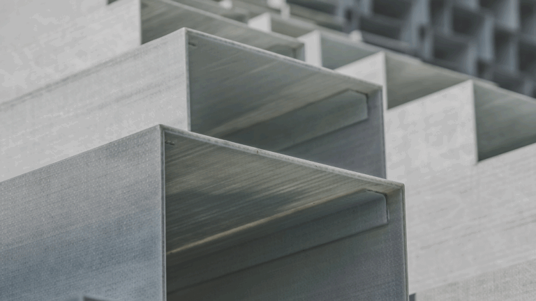 Metal w architekturze wnętrz – od schodów po detale dekoracyjne