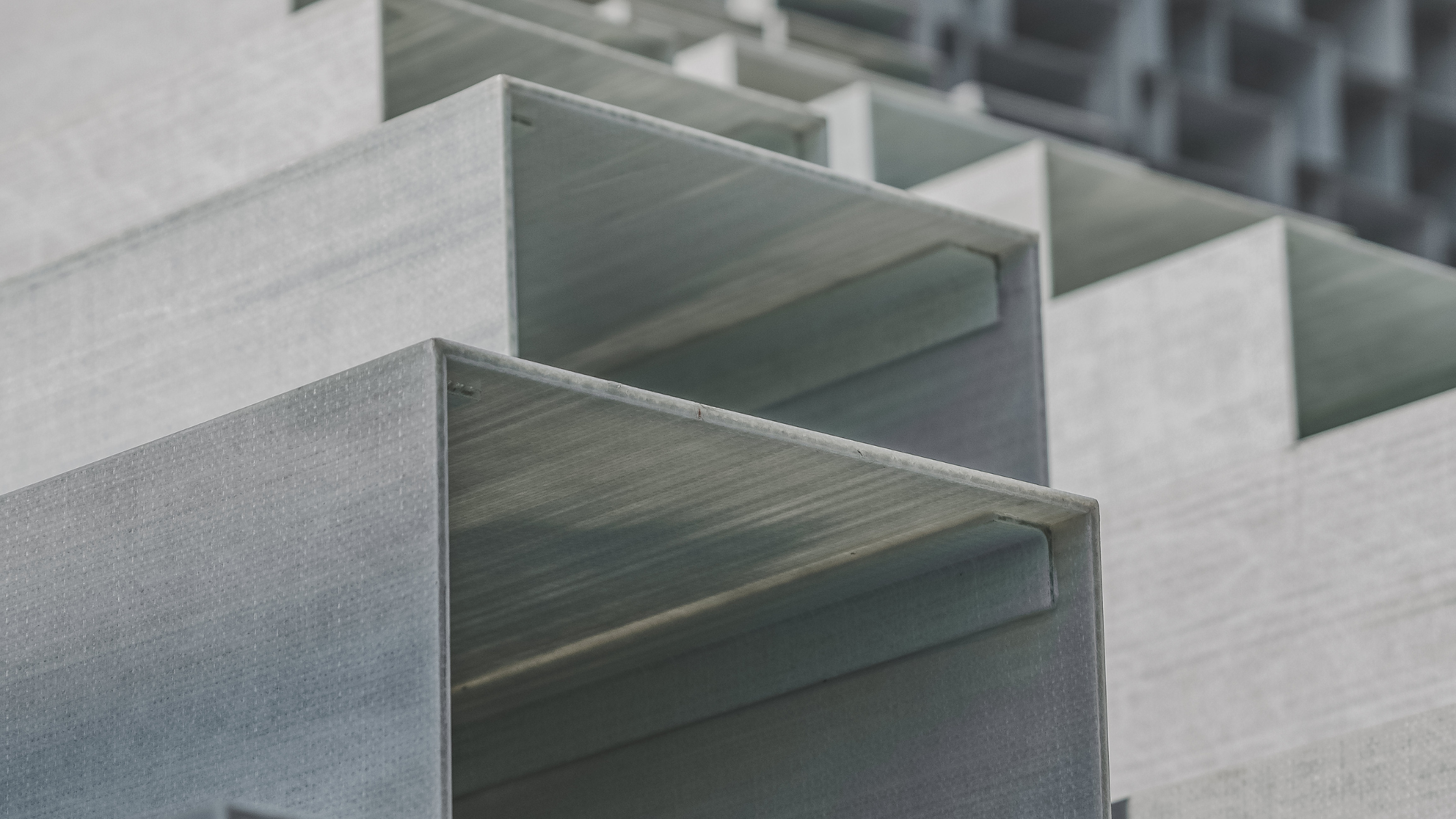 Metal w architekturze wnętrz – od schodów po detale dekoracyjne