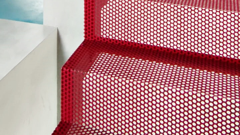 Nowoczesne schody dywanowe z blachy perforowanej