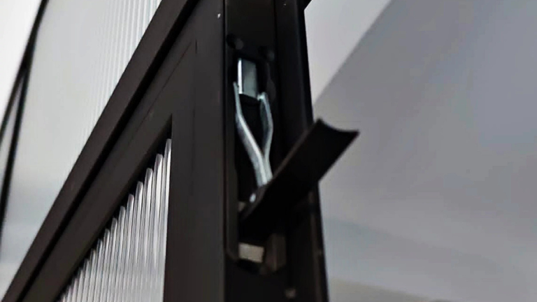 Ryglowanie biernego skrzydła w drzwiach loftowych