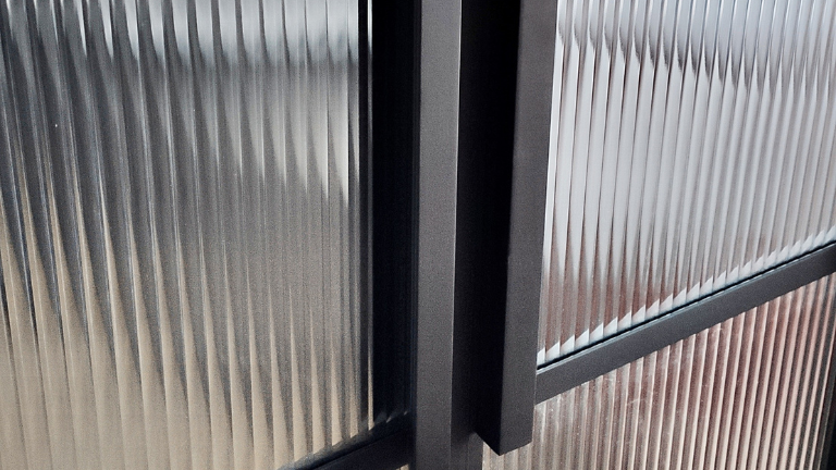 Historia drzwi loftowych – od przemysłowych magazynów do nowoczesnych mieszkań