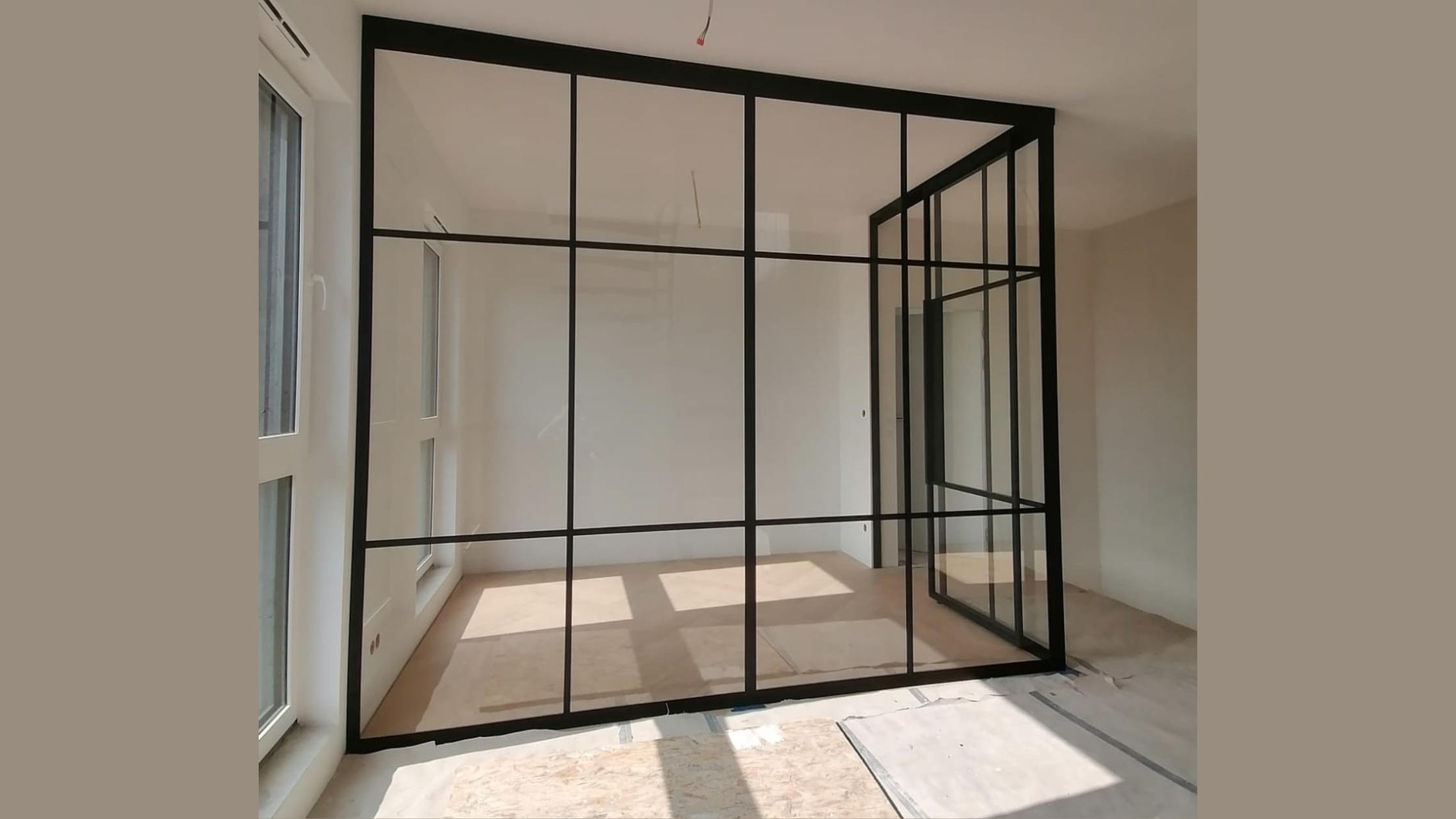 Drzwi loftowe jako ścianka działowa w salonie