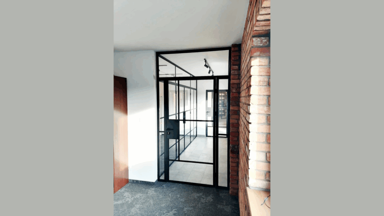 Drzwi loftowe w biurze – nowoczesna aranżacja przestrzeni