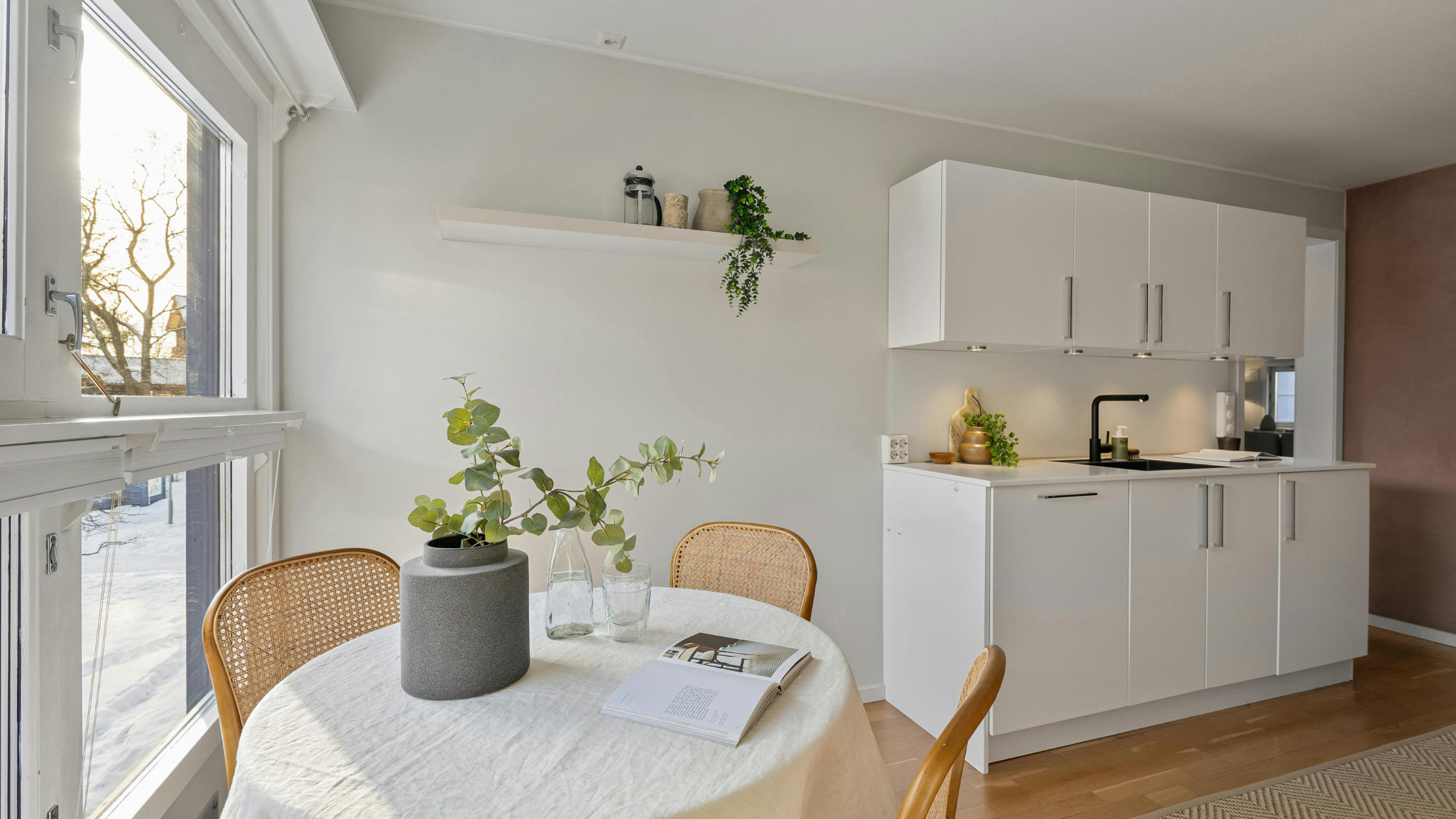 Drzwi loftowe w małych mieszkaniach – praktyczne rozwiązanie