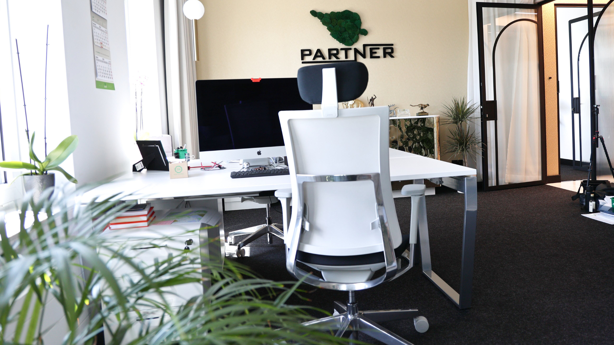 Regały loftowe w biurach i lokalach usługowych