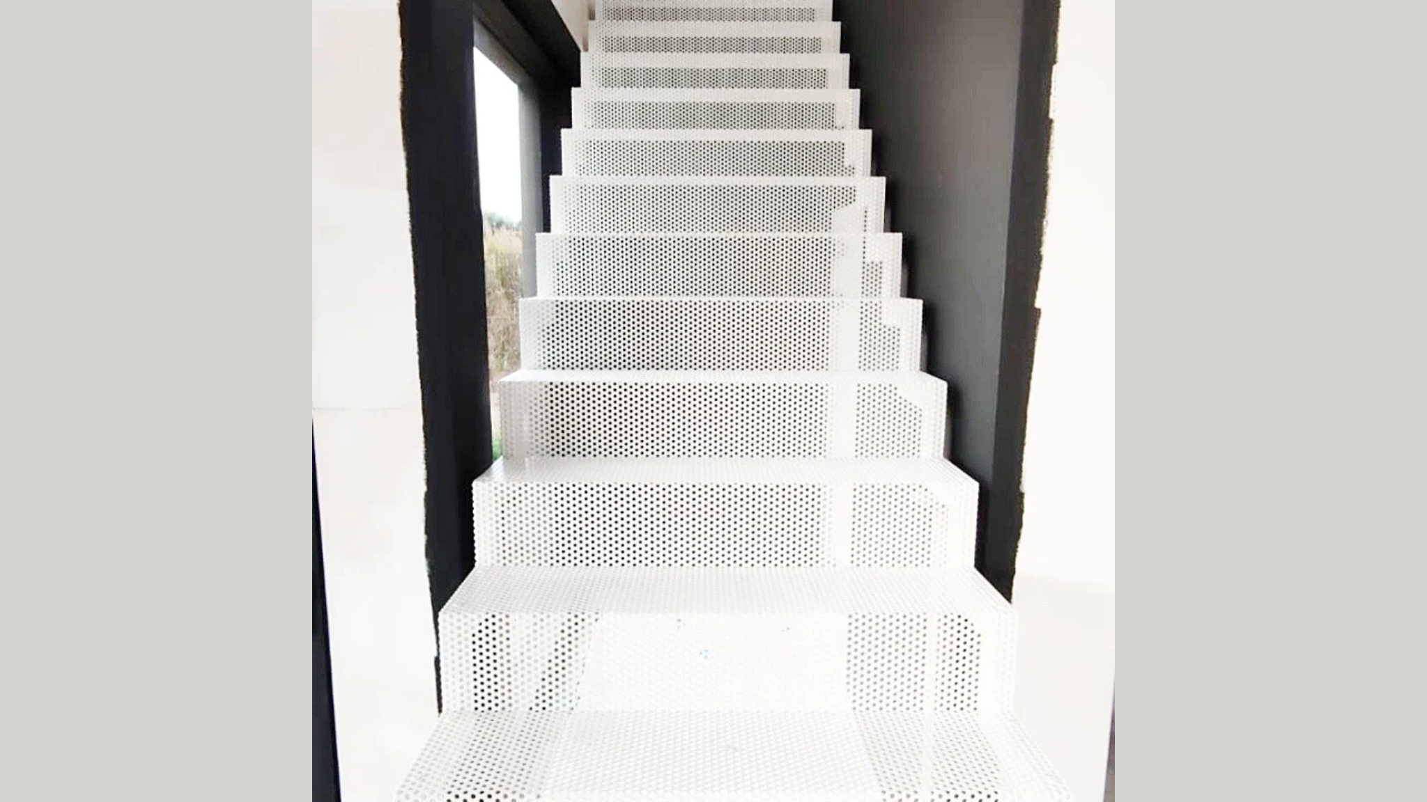 Schody metalowe w domach jednorodzinnych – funkcja i estetyka